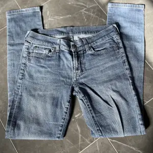 Säljer dessa jätte finaa lågmidjade jeans från 7 for alla mankind eftersom jag råkade köpa fel storlek och därför oxå nästan helt oanvända 💕stl30 i jeans, sitter som M, midjemåttet är runt 80 och innerbenlängden runt 77💕