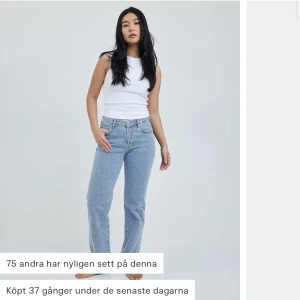 Lågmidjade jeans - Säljer dessa jättefina lågmidjade jeans då de aldrig riktigt kommit till användning eller passar mig så bra!  Jag är 166 och de passar mig bra i längden💗jeansen är i nyskick men eftersom jag inte använt de på ett tag så säljer jag de billigt