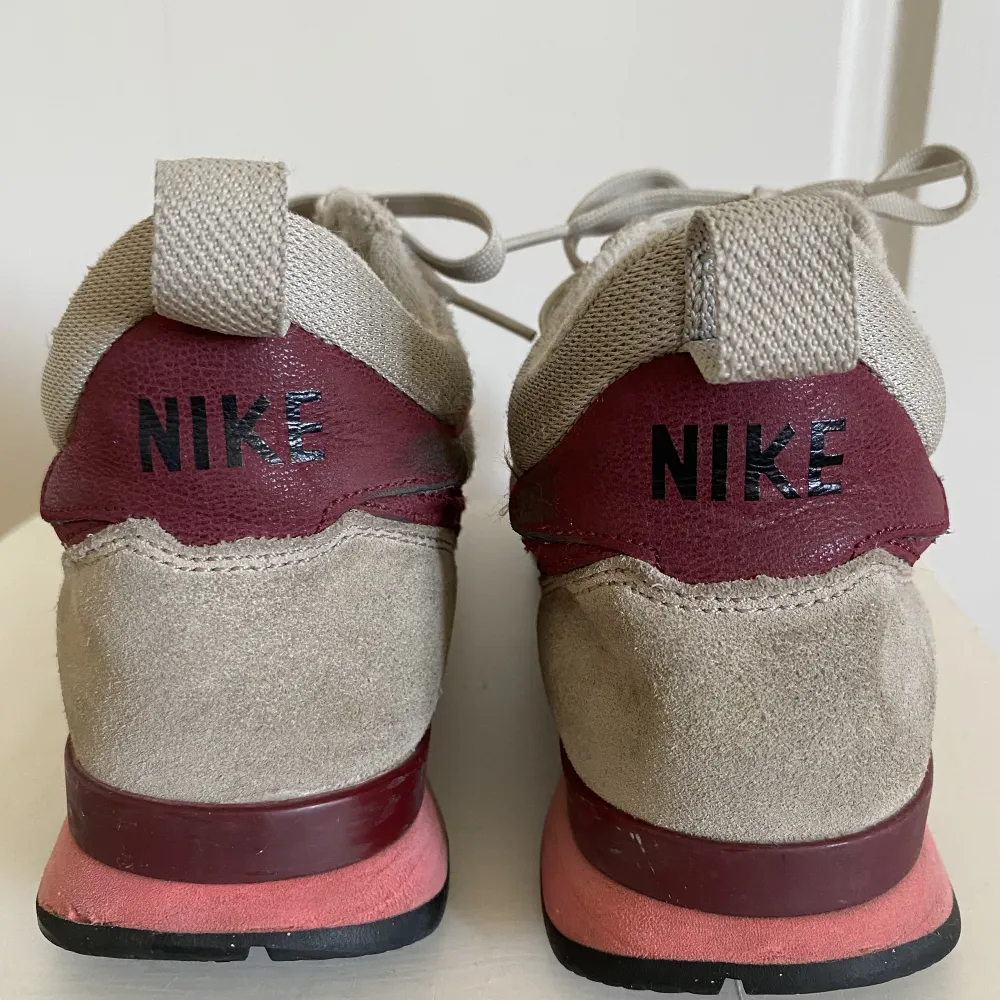 Nike sneakers Otroooliga! Hatar att jag ej passar längre.  Retro look, otroligt snygga och bekväma. Vi röda, ros, silvergrå. Använda, men mkt kvar att ge. säljs i befintligt skick. Köpt på & Other Stories. Skor.