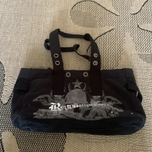 Medelstor y2k väska till salu - Y2k väska säljs då den inte används längre. Fint skick och bra med storlek inuti. Väldigt trendig och passar till massor med plagg 