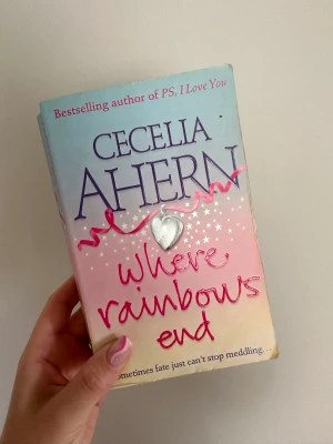 Pocketbok - Lättsam pocketbok som lästs en gång, så fortfarande i fint skick 🩷 säljer fler böcker, så vill du köpa fler kan paketpris ordnas. 