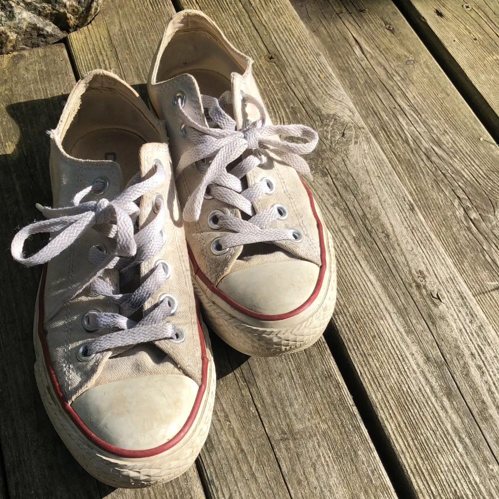 Äkta låga converse i strl 37, för små för mig!!😫 bra skick och inte så slitna🥰. Skor.