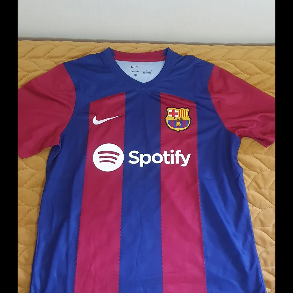 Helt ny Barca tröja, oanvänd, passade inte mig. Storlek S, 230 kr endast. . T-shirts.