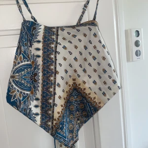 Festtopp  - Gullig topp med justerbara band. Knyts i ryggen