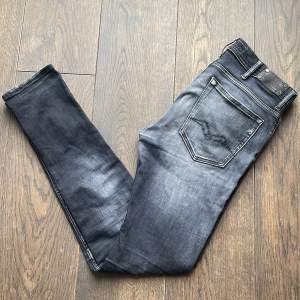 Ett par galet feta Replay jeans! | Skick 9/10, använda men inga defekter | Modell ”Jondrill” påminner om ”Anbass” | Färgen påminner om Nudies eftertraktade ”Dark Cove” | Nypris 1600kr | Svarar gärna på era frågor och funderingar! 
