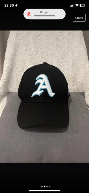 Keps  - Följ profilen och få 5% i rabatt   Produktens skick: mycket bra   Storlek: justerbart (one size)   För mer info, kontakta mig 😀 