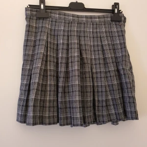 Pull & Bear veckad kjol -  Kjol i storlek L, dock liten i storleken.