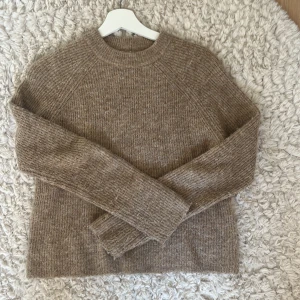 Stickad tröja!  - Super mysig tröja perfekt till höst och vinter som är använd ett fåtal gånger. Storlek S säljer för 160🩷 