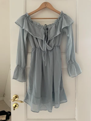 NA-KD sommarklänning - supersöt pastell-blå off shoulder klänning från na-kd. i gott skick!