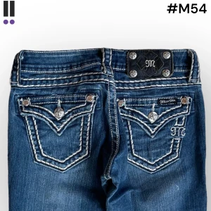 M54 lågmidjade bootcut missme jeans  - MissMe jeans i model Boot 💜 Tag 24W 💜Midja (rakt över) 33cm 💜 Innerben 81cm 💜 Ytterben 102cm 💜 Benöppning 20cm 💜 Fläckar framsida 💜Våra mått blir W=25 och L=31 💜 Men jämför alltid måtten med dina bästa jeans💜M54