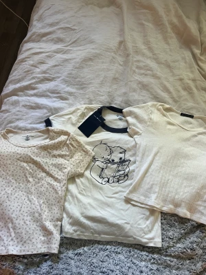 Brandy Melville tröjor - Såå fina tröjor från brandy Melville. Mycket bra skick, knappt använda, en med lapp kvar. Kollar intresse. 180kr/st. Den vita är såld