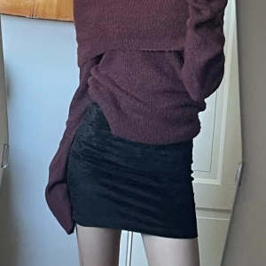 Tub kjol - En fin tubkjol i samet som jag fick av en kompis! Kan bäras nästan hur man vill då den ser snygg ut både lång och kort hög och låg midjad!