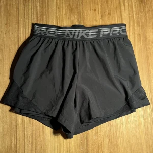 Nike PRO shorts - Pösiga tränings shorts från Nike (med innershorts) som är jättesköna att träna i, använda fåtal gånger 