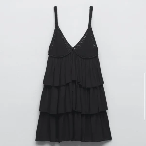 Volang klänning zara - Jättefin volang klänning från zara med virkat upptill. Använd endast 1 gång, köpt för 500