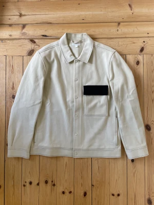 COS overshirt  - Säljer nu en superfin overshirt från COS i storleken 48 (Medium).   Använd sparsamt.  Pris: 500kr