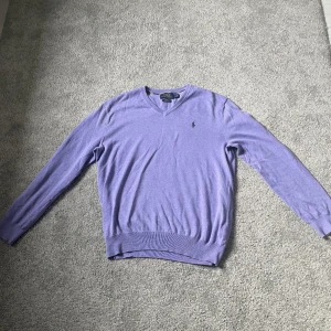 Ralph Lauren Tröja - Hej, jag säljer nu denna feta Ralph Lauren tröja till ett riktigt schysst pris. Tröjan är storlek Medium och är en ”Slimfit” modell. Tröjan har inga defekter| Skick 10/10 | Priset kan diskuteras vid snabb affär. MvH Wiggo