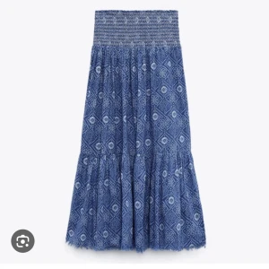 Blå långkok zara - Blå långkjol från zara i storlek S. Aldrig använd. Skriv för fler bilder💘