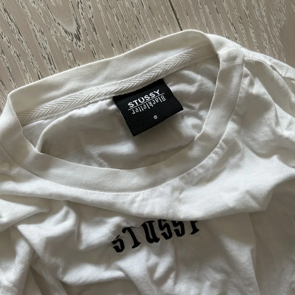 Långärmad tröja från Stussy. Med broderat tryck i fram och på ärmar. Storlek S, men sitter löst. Använd gärna KÖP NU 🫶🧚. T-shirts.