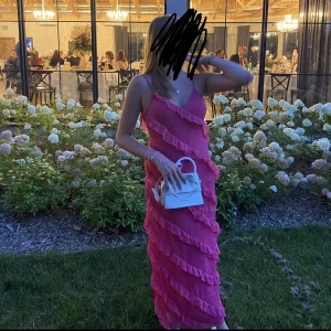 Gina klänning - Jätte din rosa klänning som funkar till bröllop, bal, fest etc. Bara använd 1gång utan några defekter. Går ner hela vägen på mig som är 175 och den har en slit på höger sida❤️