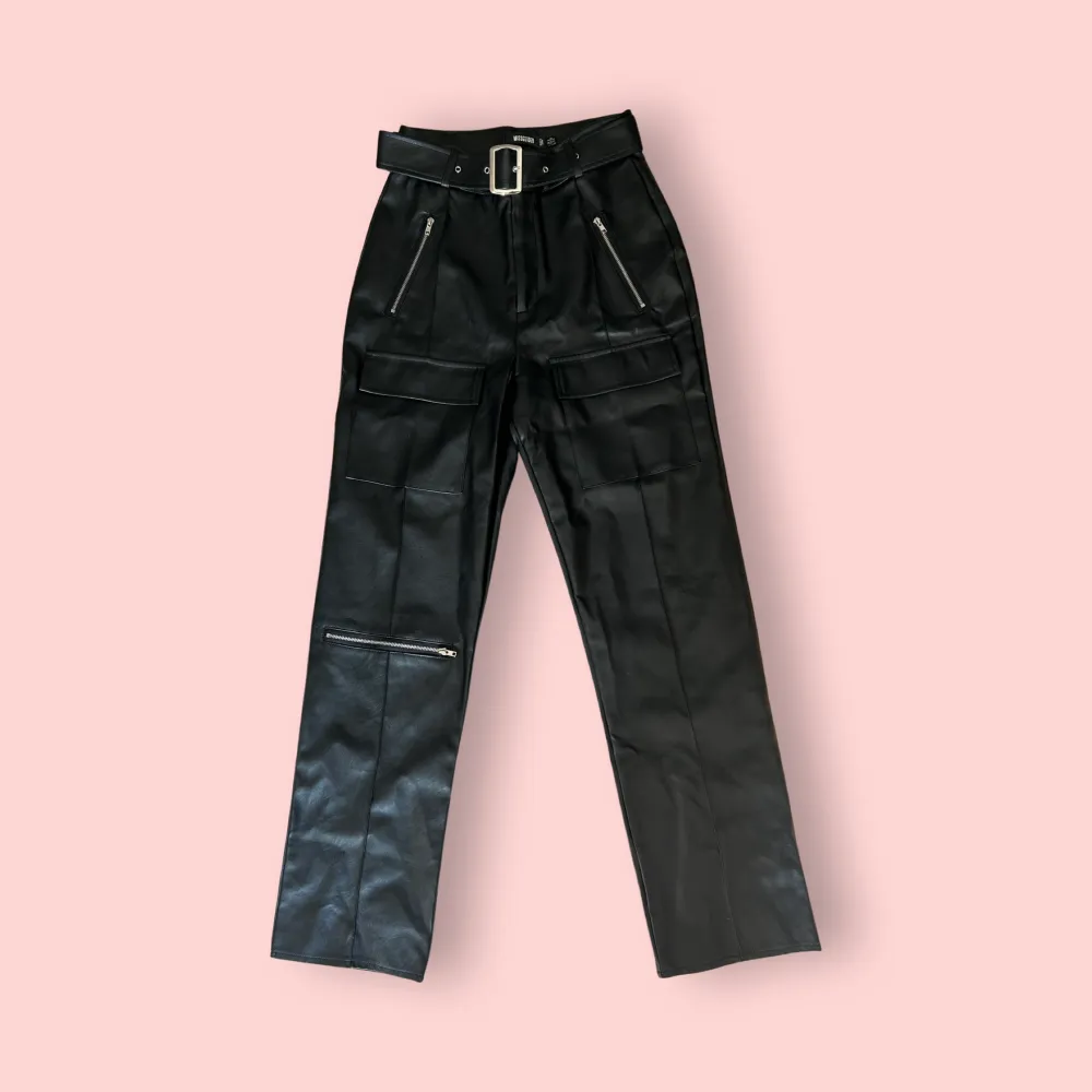 Högmidjade cargo-byxor med bälte (går att ta av) i läderimitation och storlek 36. Du kan använda KÖP NU 🫶🧚. Jeans & Byxor.