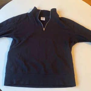 Mörkblå halfzip från Zara - Mörkblå Zara halfzip med mycket bra skick. Använd ett antal gånger. Storlek S. Nypris 380kr