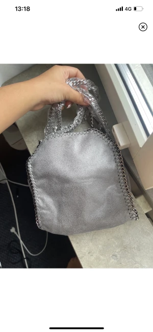 stella mccartney väska - hittade en annan på plick som jag vill köpa och köpte precis denna 😭den är inte äkta