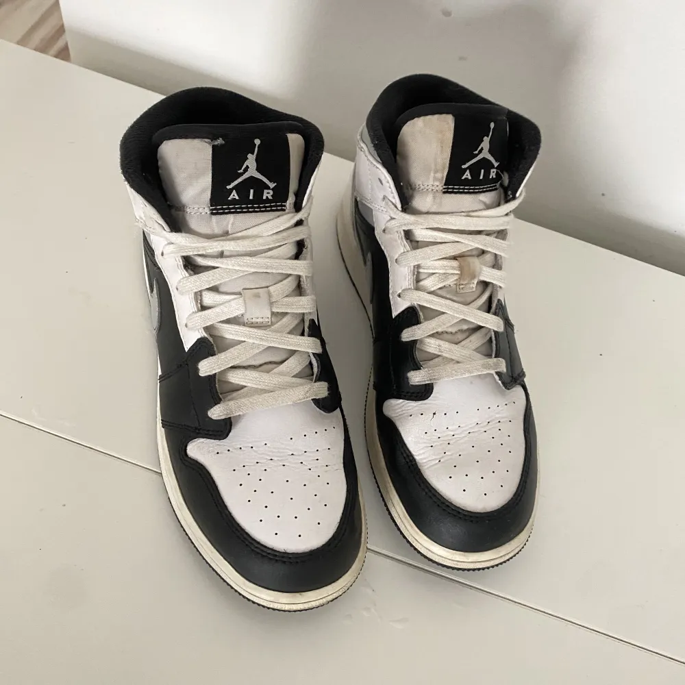 Nike Air Jordan 1 mid storlek 39. Svarta och vita, kartong finns ej.   Exklusive spårbar frakt. . Skor.