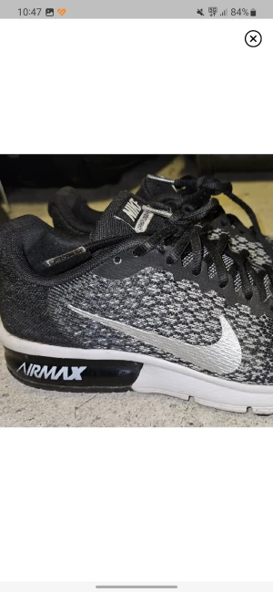 Svarta nike air max  - Svarta nikeskor i modellen Air Max Sequent 2. Superfräscha, inga hål! Superbekväma. 