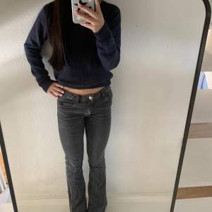 Intressekoll på dessa lågmidjade bootcut jeans från Gina som tyvärr är för korta i bena på mig ❤️ 