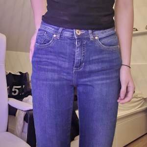 Fina jeans från cellebes! Ärvda så vet ej hur mycket de vart använda innan mig, men de är i bra skick! I storlek 38 men tycker de är lite stora i storleken. 💕