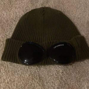 Cp company mössa - EN CP COMPANY MÖSSA SOM JAG KNAPPT ANVÄNDT BARA FÅTAL GÅNGER.