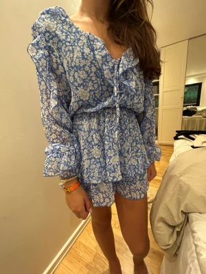 Zara klänning - Så fin klänning med shorts i! Så najs! 10/10 skick! Från zara! 