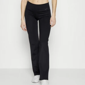 Nike träningsbyxor - Säljer dessa NIKE träningsbyxor i storlek S, väldigt fint skick! Inga slitningar🥰 Nypris: Ca 629kr, mitt pris: 400kr+frakt!🙌🏼