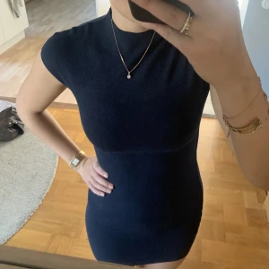 Zara klänning!  - Väldigt fin zara klänning i färgen marinblå, som aldrig är använd! Tycker om den jätte mycket men är lite för kort för mig som är 1,67😀✨🙌🏼