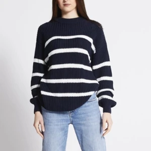 Stickad tröja - Ursnygg marin blå och vit randig stickad tröja. Säljs för att jag anser att den är lite för stor för mig. 