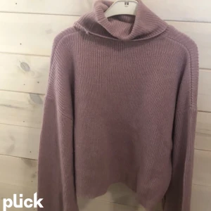 Så fin lila tröja!! - Mysig lila stickad turtelneck tröja, från hm. I nyskick och aldrig använd. Säljer då den inte kommer till användning.