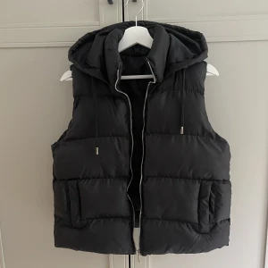 Väst - Säljer denna svarta väst. Kort i modellen med luva. Knappast använd! 🤍