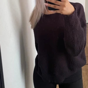 Svart tröja  - Säljer min svarta tröja som inte använts så mycket alls. Den är i nyskick och väldigt skön. Den är lite tjockare så perfekt för kyligare väder. Nypris - 250kr❤️