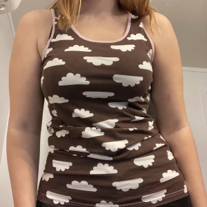 Linne med moln - Gulligt brunt linne med moln och rosa detaljer, från Me&I i storlek L