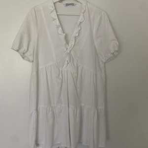Klänning Zara - Så söt klänning från Zara! Storlek M, är aningen kort på mig som är 170cm❤️150kr+frakt