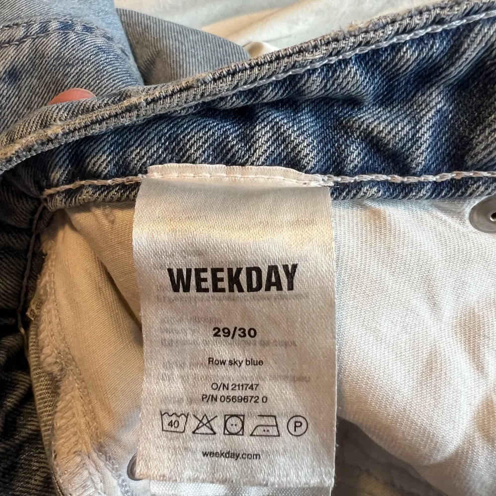 Säljer dessa jeans från weekday som alltid varit för stora för mig, men som ändå varit snygga att använda då de blir lite mer baggy och los waisted. Ganska normal i storleken skulle jag säga.. Jeans & Byxor.
