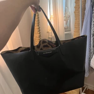 Givenchy antigona shopper tote - Äkta Givenchy antigona shopper tote väska, kommer med dustbag. Skick ses på bilderna. 
