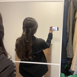 Glittrig Jeansjacka från Zara - Jeansjacka men silvriga detaljer, väldigt sparsamt använd och superfin men kommer inte till användning. 