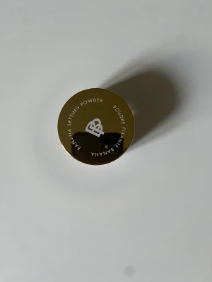 Oöppnat banana setting powder  - Fick hem ett banana setting powder men det är inget jag använder så jag säljer det. Givetvis är det oanvänt och ouppbruten förbackning 