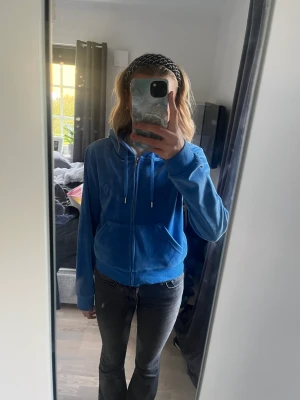 Juicy couture tröja - Hej! Jag säljer denna underbara juicy tröjan i världens härligaste färg. Använt mycket men i ett väldigt fint skicka. Storlek M och i färgen Regatta. Säljer tröjan då den bara ligger i garderoben. Priser ej skrivit i sten. Swish💕 du står för frakten. 