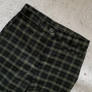 rutiga kostymbyxor  - har sytt dessa, då de var för långa, passar mig (153cm). monki stlk 32. 