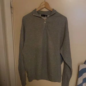 Half zip Asos - Säljer denna fräscha half zip från asos då den är för stor för mig den är storlek XS men skulle säga att den passar mer som S/M Aldrig använd skick 10/10