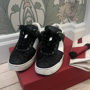 Valentino sneakers - Fina Valentino sneakers i svart glitter! Säljer då de tyvärr inte kommer till användning längre. 