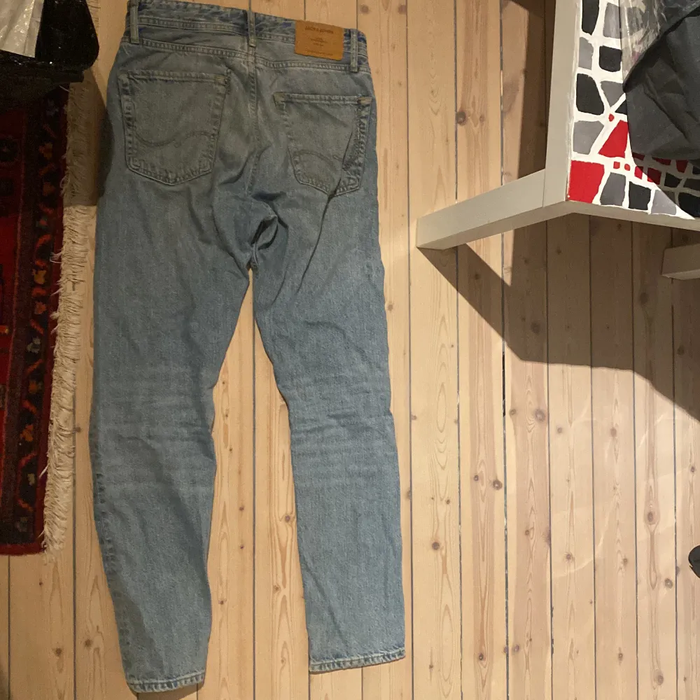 Säljer ett par Jack and Jones jeans modell loose/chris dem är använda fast i gott skick ena back fickan har en liten lagning och den andra har en större lagning skräddare har lagat den . Jeans & Byxor.
