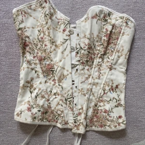 Korsett - Säljer nu min helt oanvända korsett med broderier som är så sjukt fin! Säljer då den är lite för stor för mig. Skriv för frågor mm!💓